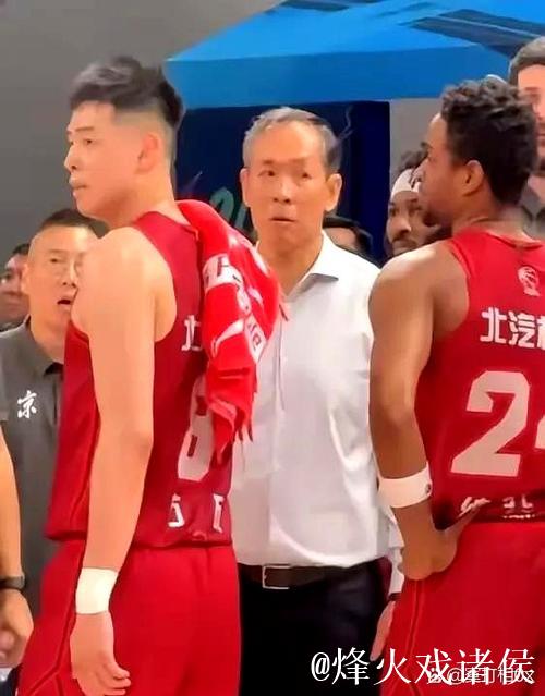 许利民赛后逗弄杰曼宝宝并与马帝昂家人互动